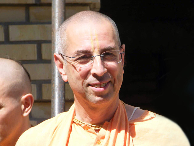 Niranjana Swami Chanting Hare Krishna